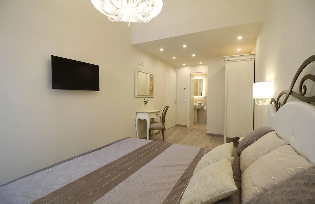 Lucca In Chic - No Ztl, Free Parking, Priv Bath, Old City 550M-1