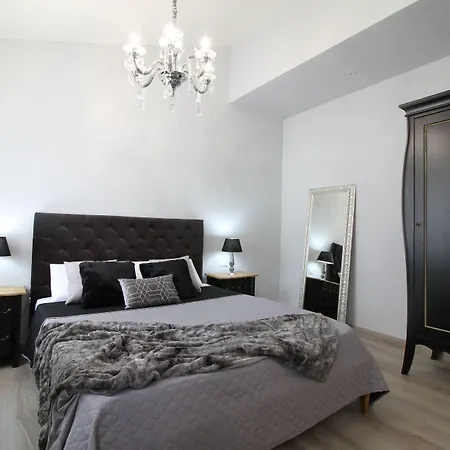 Lucca In Chic - No Ztl, Free Parking, Priv Bath, Old City 550M-2